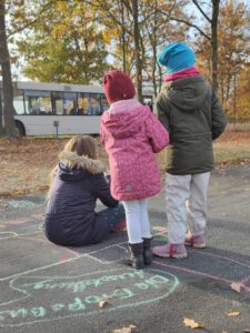 Momente von Veranstaltungen und Aktionen von Einsweiter. Kinder spielen auf dem Gelände. 