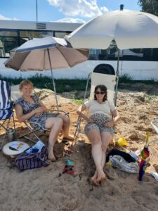 Das Schienenfest 2023. Einige Parkplatzflächen sind mit Sand gefüllt - da kommt Strand-Feeling auf! 