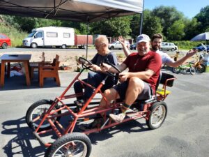 Das Schienenfest 2023. 2 Männer fahren mit einem Gokart auf dem Einsweiter-Gelände.