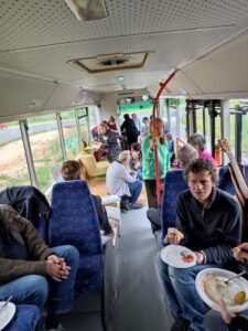 Menschen bei Einsweiter: Der Bus von Einsweiter ist ein toller Treffpunkt für Groß und Klein. 