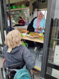 Motive von der Einweihung von Bernhard, dem Bus von Einsweiter. Am vorderen Bus-Eingang gab es das Buffet mit vielen Spezialitäten. 