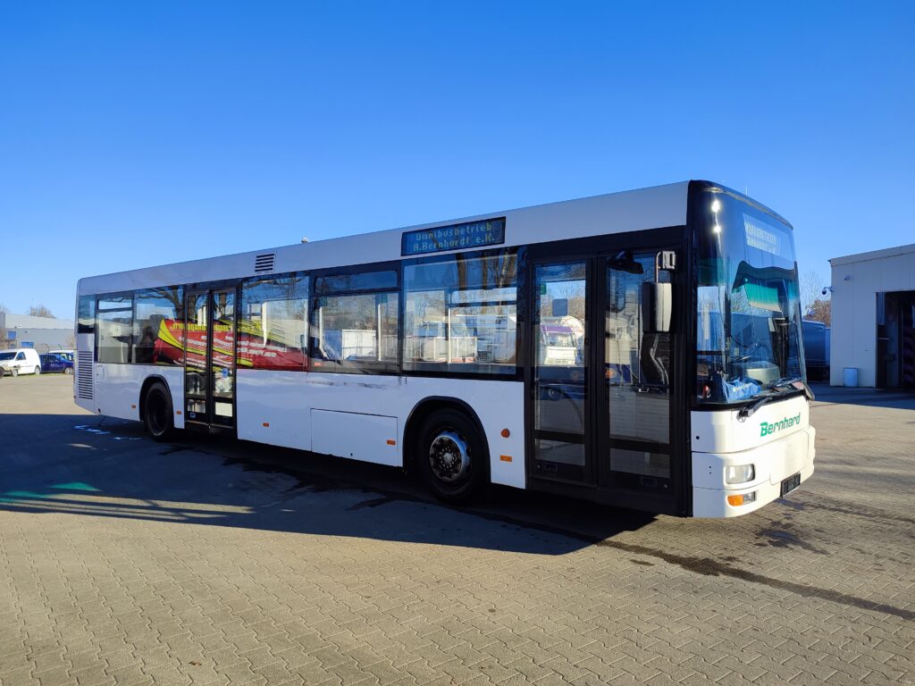 Der ehemalige Linienbus "Bernhard" kommt bei Einsweiter an. 