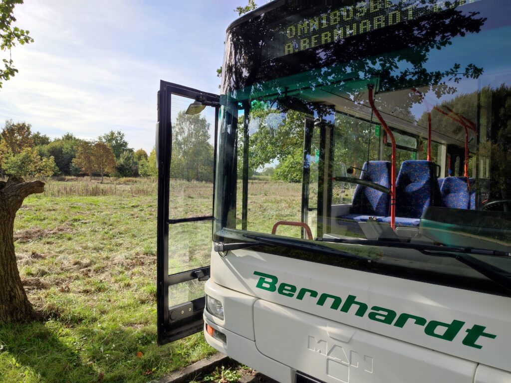 Vorne am Bus die Beschriftung "Bernhardt" Wir haben einfach das "t" am Ende entfernt und schon hatte der Bus seinen Namen (Bernhard).