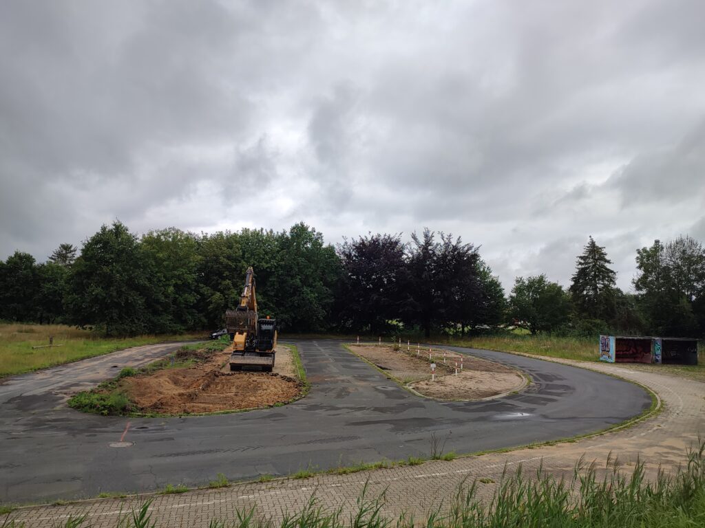 Das Übersichtsfoto zeigt den gesamten alten Busbahnhof, nachdem die Pflastersteine entfernt wurden. Mittendrin steht noch der Bagger. Hier soll später das sozial-ökologische Zentrum von Einsweiter stehen.