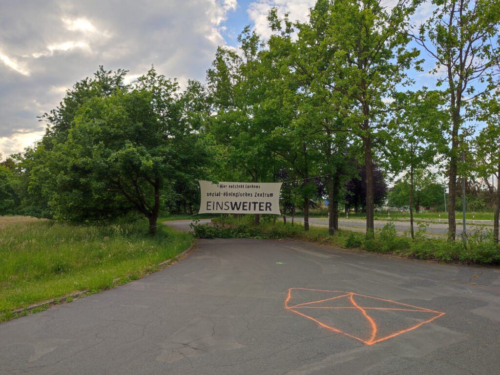 Impressionen vom Einsweiter-Grundstück - Transparent "Hier entsteht Lüchows sozial-ökologisches Zentrum Einsweiter"