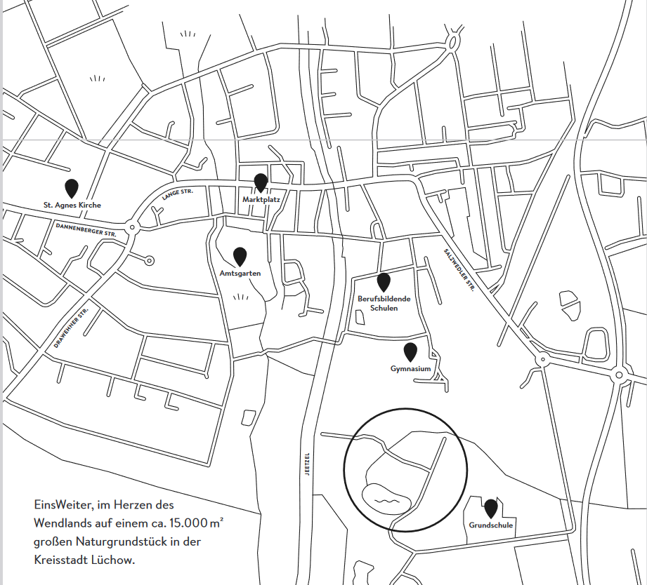 Das Bild zeigt einen Lageplan von Lüchow. Dort ist unterhalb der Schulen das 15.000 qm große Naturgrundstück  von EinsWeiter mit einem Kreis markiert.