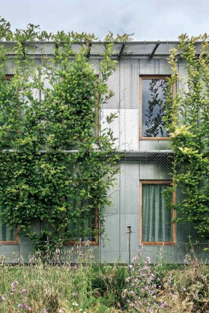 Impressionen von bereits existierenden, vergleichbaren Gebäuden. - Außenwände mit glatter "technisch" wirkender Verkleidung und Außenbegrünung. Das wäre der Vorschlag der Architekten für das öffentliche Gebäude.