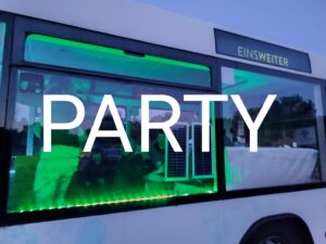 Der Einsweiter-Bus Bernhard. Der Bus steht als Treffpunkt auf dem Einsweiter-Gelände. Auf dem Bild ist er innen bunt beleuchtet zum Party machen.