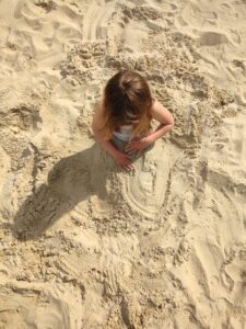 Ein Kind spielt im Sand auf dem Einsweiter-Gelände.