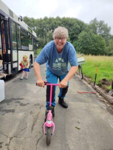 Alle haben Spaß! Major fährt mit einem Roller auf dem Einsweiter-Gelände.