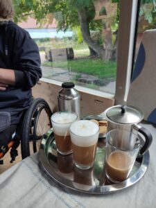 Rollstuhlgerechter Umbau von Bus "Bernhard". Pause! Das Foto zeigt ein Tablett mit verschiedenen Kaffeevarianten. 