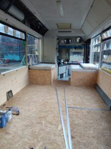 Es ist geschafft! Der Innenraum vom Bus hat eine Rampe und befahrbare Flächen – und er ist sehr schön komplett mit Holz verkleidet. 