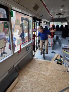 Rollstuhlgerechter Umbau von Bus "Bernhard". Kann man die Rampe im Bus auch mit dem Einrad fahren? Hier wird es ausprobiert. 