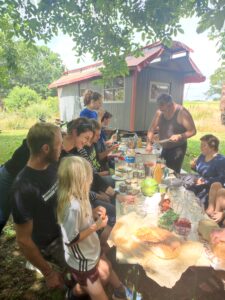 Rollstuhlgerechter Umbau von Bus "Bernhard". Wer gut arbeitet soll auch gut essen. Gemeinsame Picknickpause in wendländisch idyllischer Umgebung. 