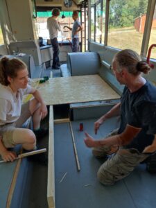 Rollstuhlgerechter Umbau von Bus "Bernhard". Jetzt wird die Rampe im Bus gebaut. 