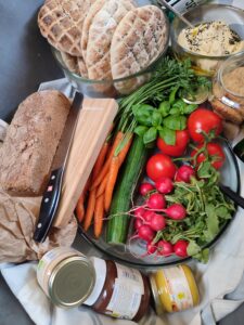 Rollstuhlgerechter Umbau von Bus "Bernhard". Picknickpause. Ein Still-Leben mit Brot Gemüse, Aufstrich = wunderschön und lecker!