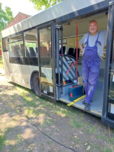 Rollstuhlgerechter Umbau von Bus "Bernhard". Dietmar erholt sich kurz an der Eingangstür vom Bus. 