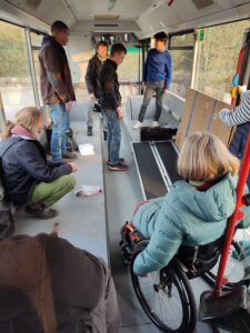 Rollstuhlgerechter Umbau von Bus "Bernhard". Nachdem die Sitze raus sind beraten die Helfer*innen, wie es weitergeht. 