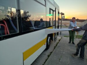 Rollstuhlgerechter Umbau von Bus "Bernhard". Die Folierung kommt ab.  